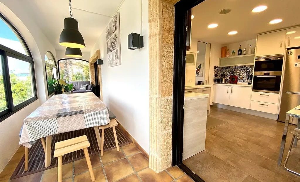 Обеденная зона с арочным окном и видом на природу.