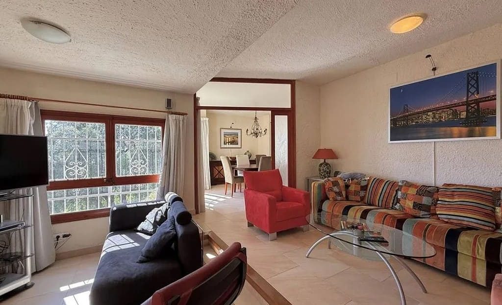 Гостиная с диванами и большим окном.