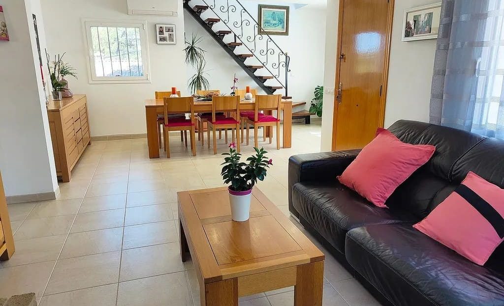 Жилая зона с диваном и лестницей на второй этаж.