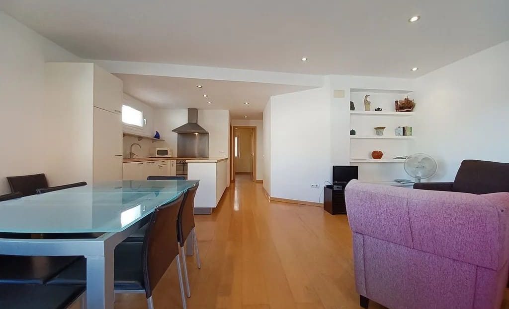 Просторная гостиная-столовая с кухней открытого типа