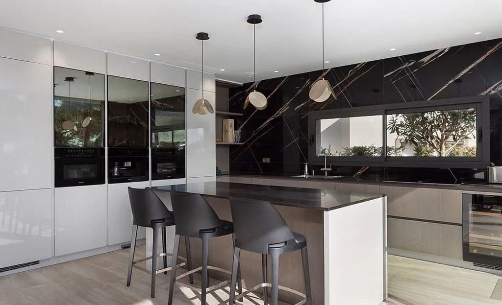 Кухня в стиле минимализм с барной стойкой и техникой