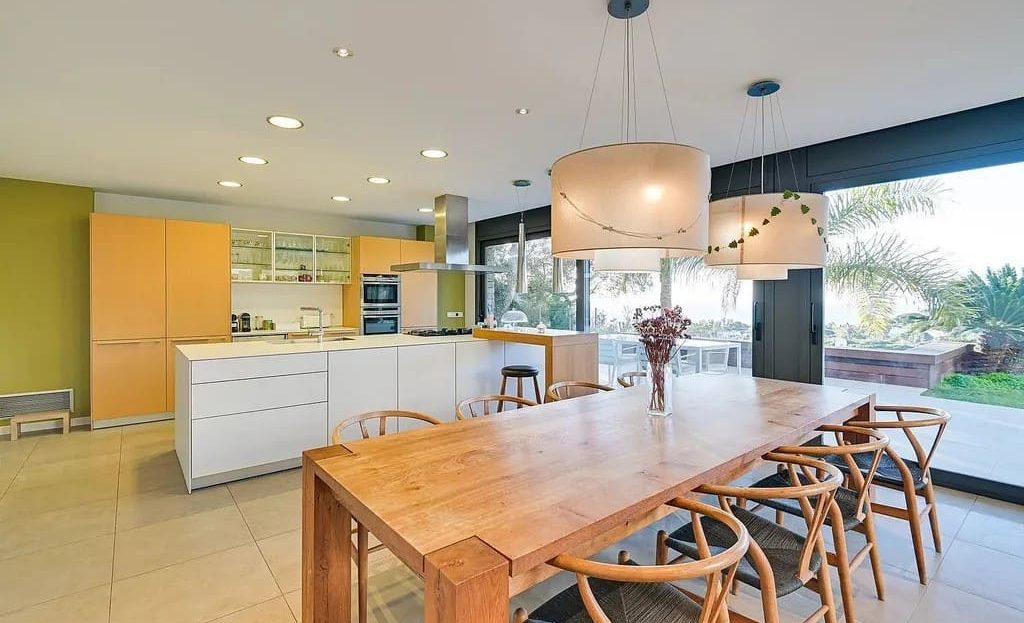 Современная столовая-кухня с выходом на террасу