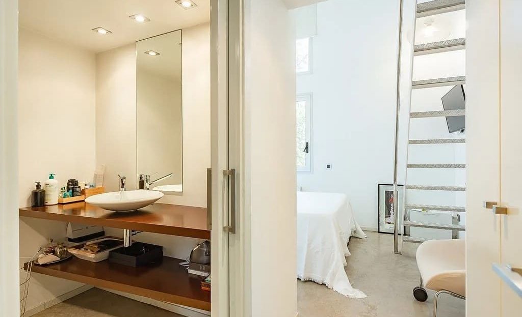 Одна из спален-люкс с гардеробной и ванной комнатой.