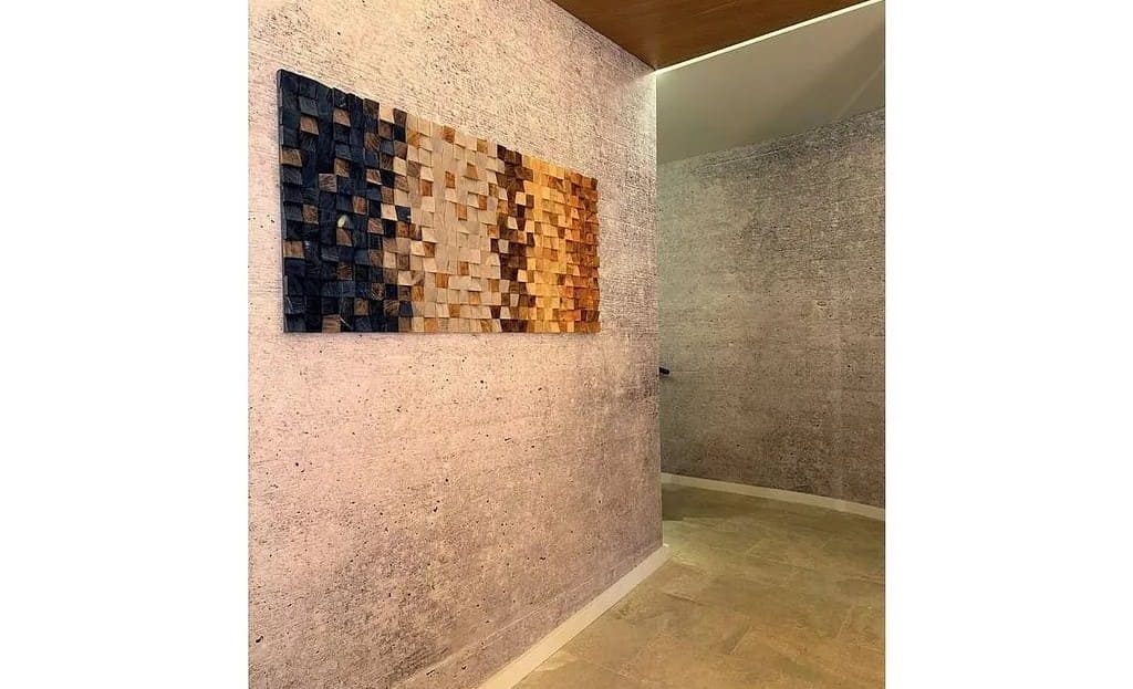 Холл здания с декоративной отделкой стен и современным стилем