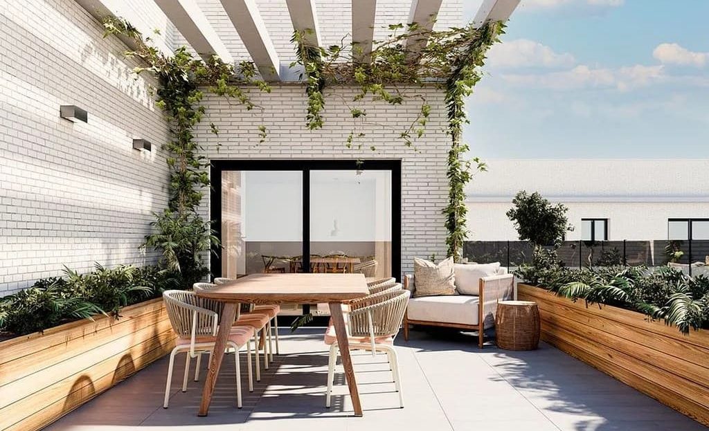 Терраса с перголой и зоной для отдыха на открытом воздухе