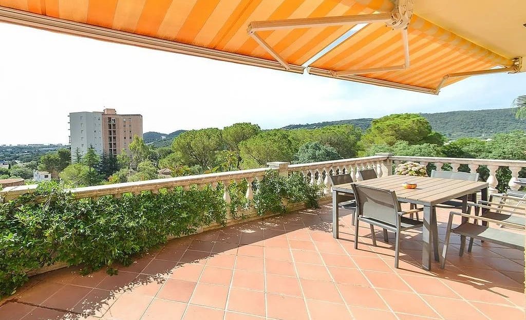 Терраса с обеденной зоной и маркизой, вид на море.