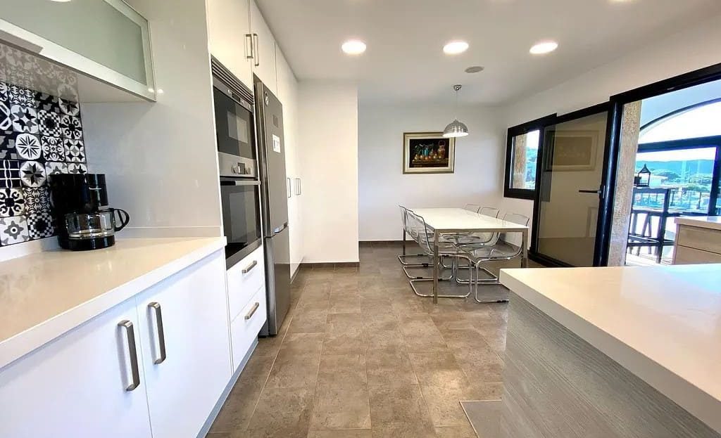 Просторная современная кухня с большими окнами.