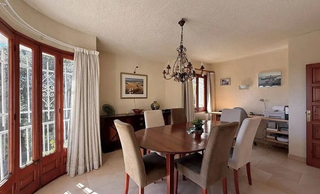 Столовая с естественным освещением и выходом на террасу.