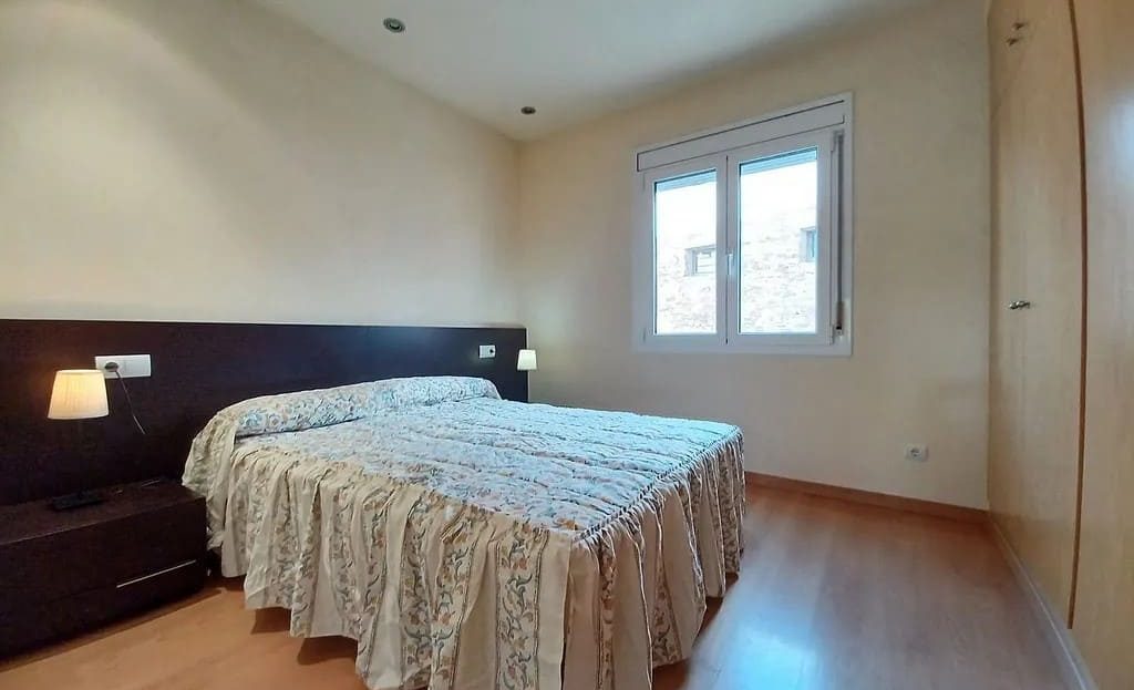 Спальня с двуспальной кроватью и окном на улицу