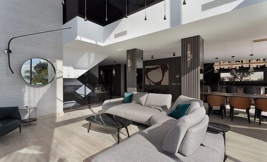 Гостиная с высоким потолком, большими окнами и выходом на террасу