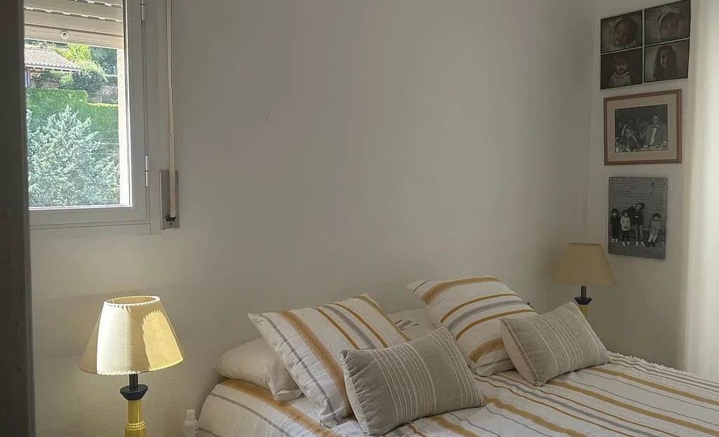 Спальня с двойной кроватью, настольной лампой и декоративными элементами.