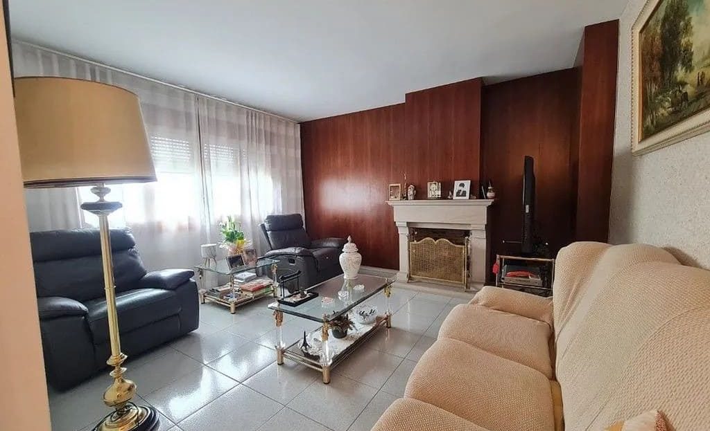 Гостиная с мягкой мебелью и большим окном.