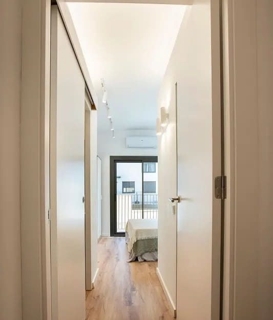 Коридор второго этажа с доступом к спальням и естественным освещением