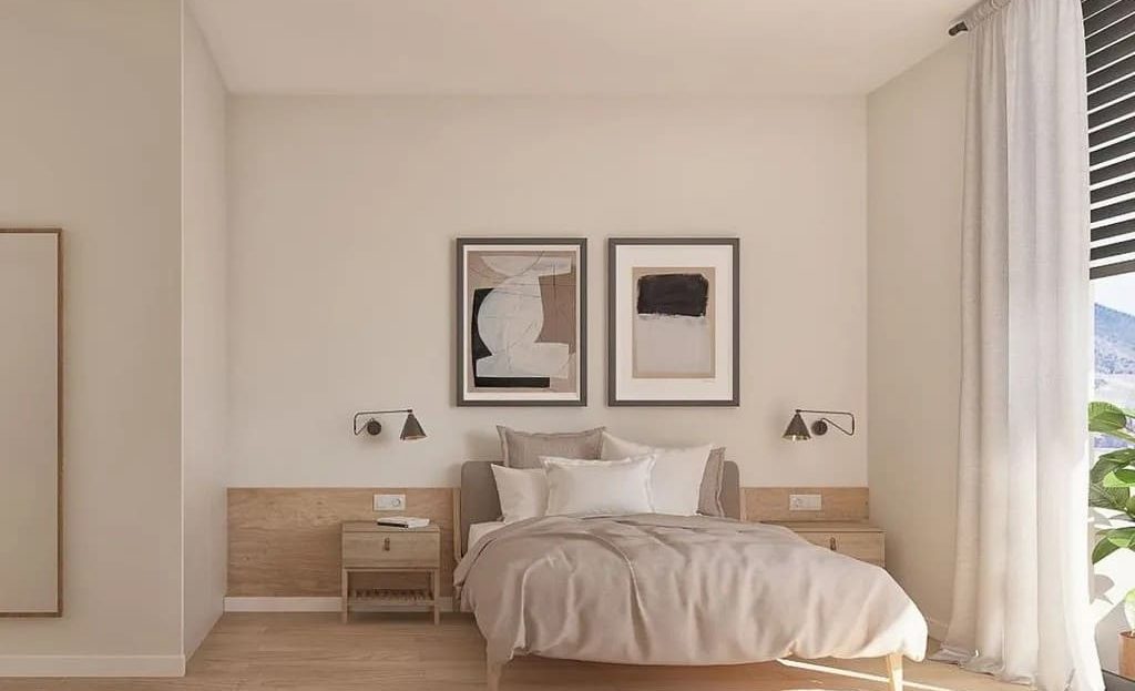 Светлая спальня с двуспальной кроватью и декоративными элементами