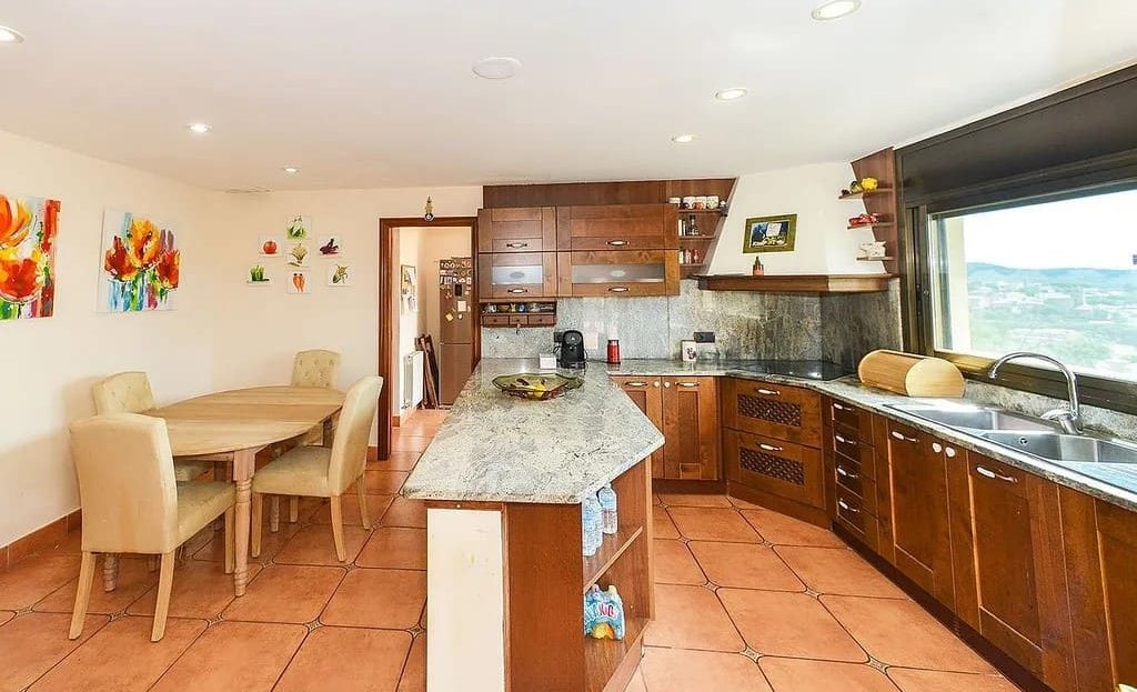 Кухня с островом и обеденной зоной.