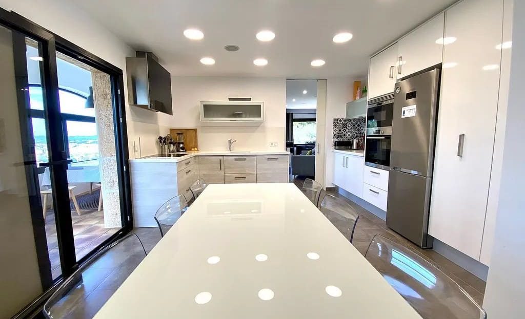 Кухня с островом и выходом на террасу.