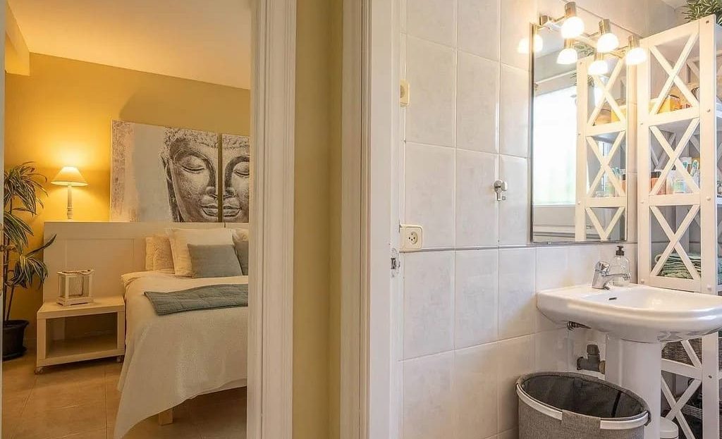 Ванная комната с раковиной и душевой зоной.