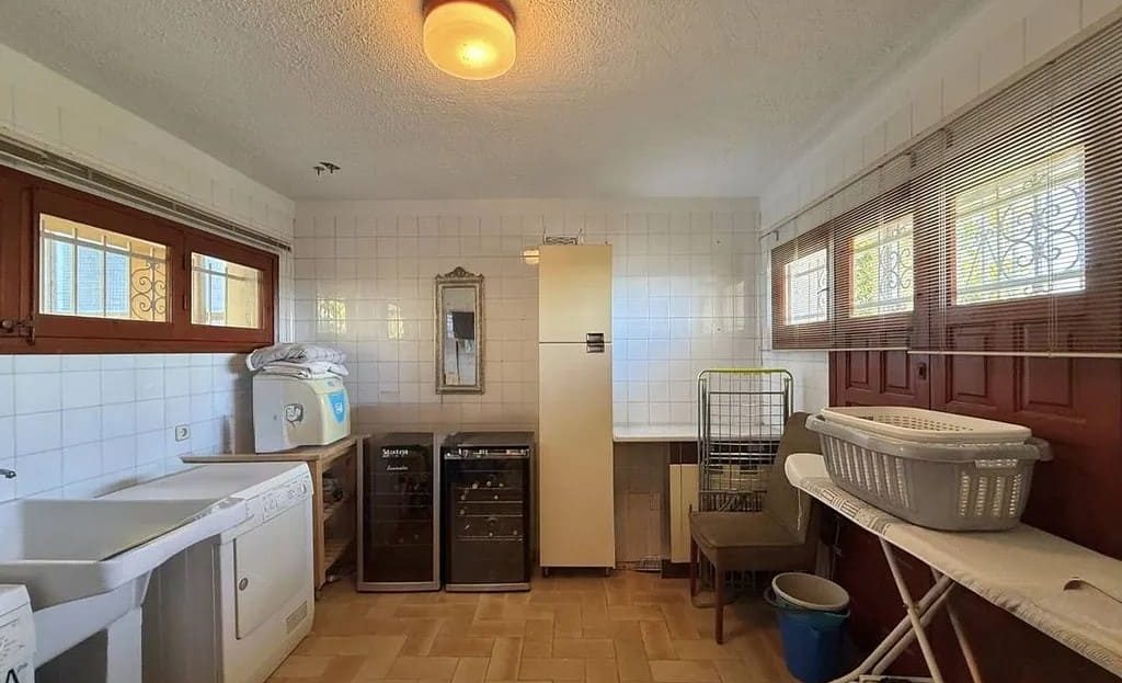 Кухня с рабочей зоной и большим количеством хранения.