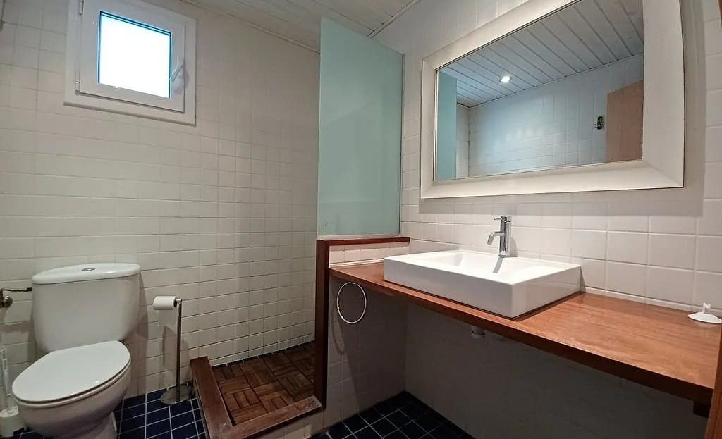 Ванная комната с душем, раковиной и окном