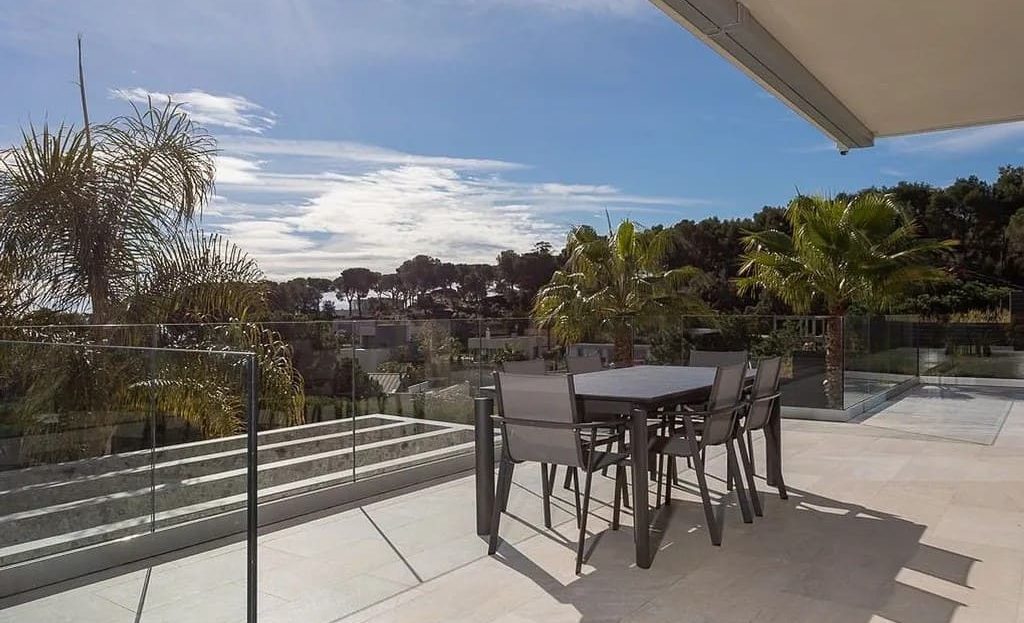 Терраса на втором этаже с видом на сосны и море