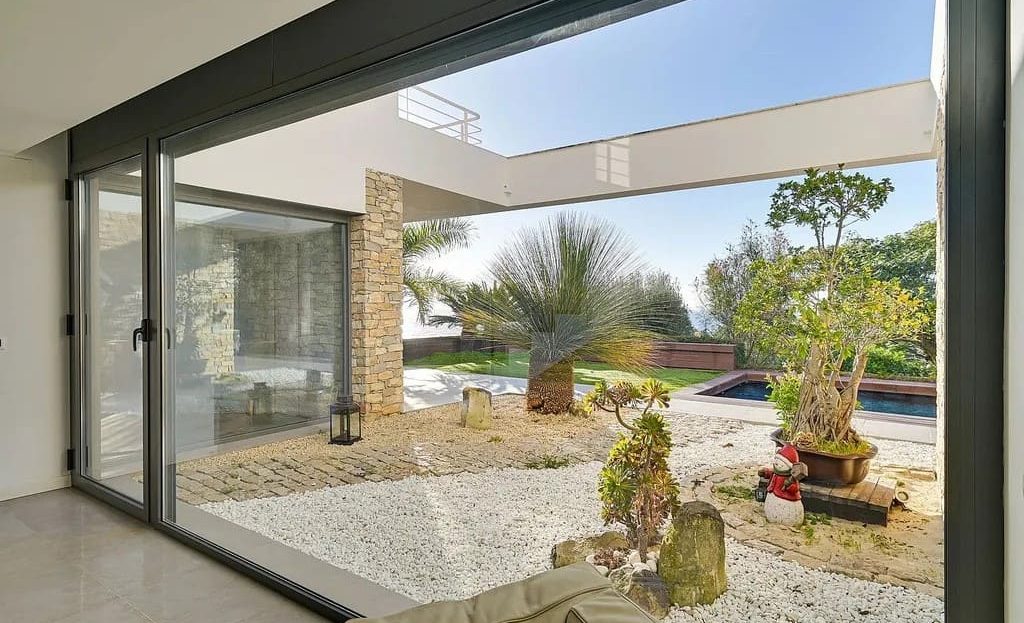 Терраса и сад с панорамным видом на море