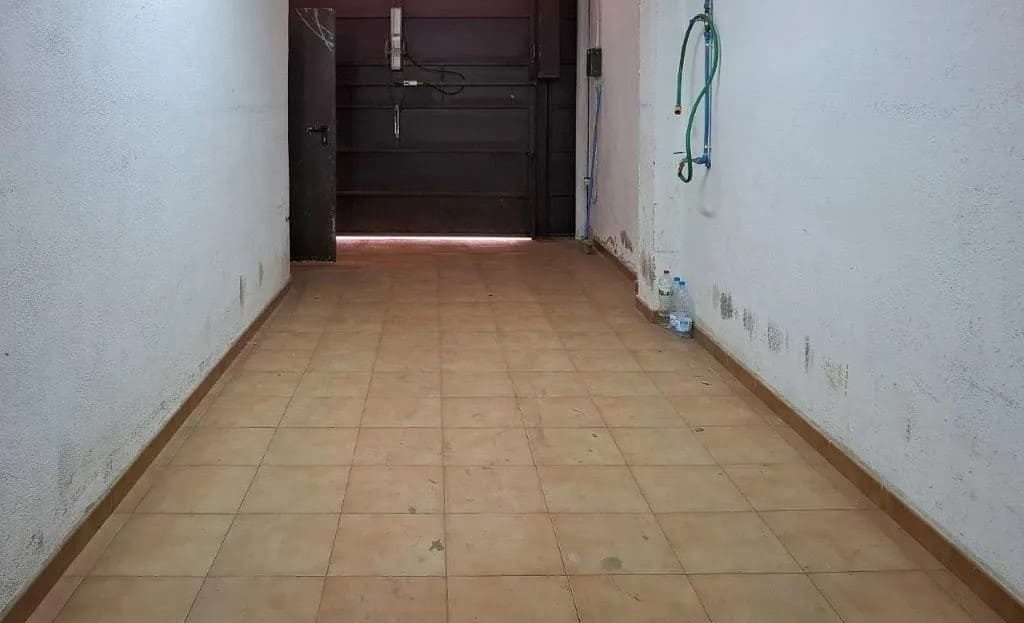 Гараж на несколько автомобилей с автоматическими воротами