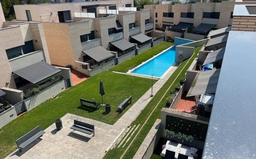 Общий вид жилого комплекса с таунхаусами и общим бассейном