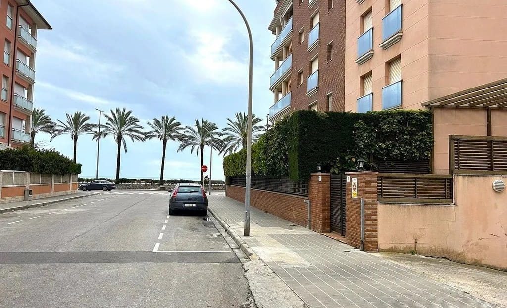 Улица в Калафеле-Плайя с видом на море между жилыми домами.