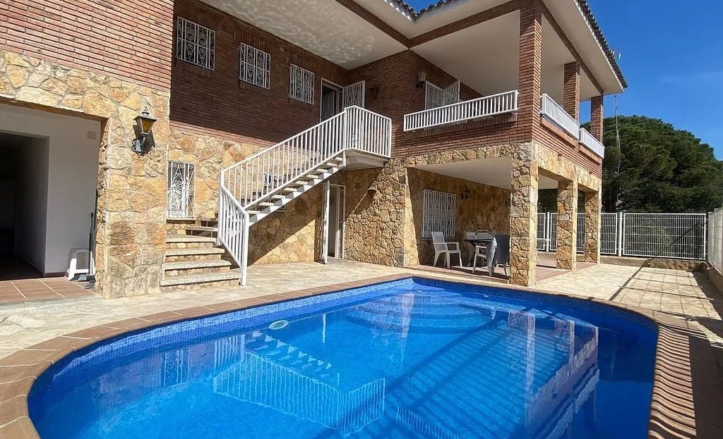 Фасад виллы с бассейном и террасой в Ллорет де Мар