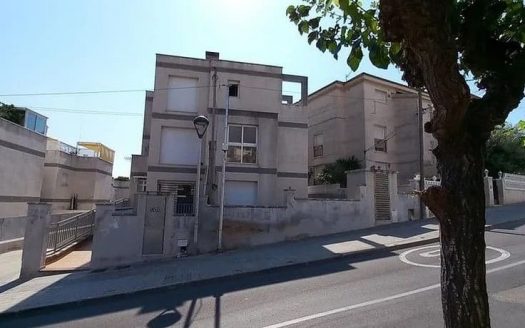 Вид на жилый квартал Сегур-де-Калафель и фасады соседних домов.