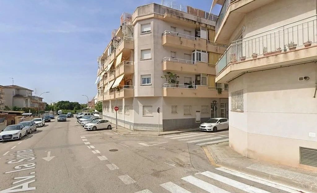 Вид на фасад жилого здания в Калафель-Побле с улицы.