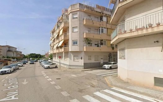 Вид на фасад жилого здания в Калафель-Побле с улицы.