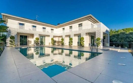 Вид фасада виллы с бассейном на переднем плане