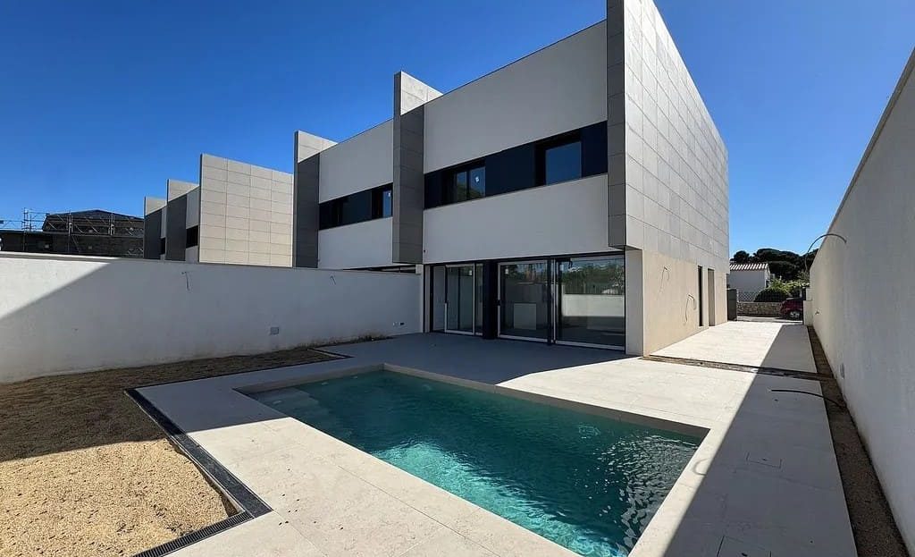 Дом с частным бассейном и современным фасадом в Камбрильсе