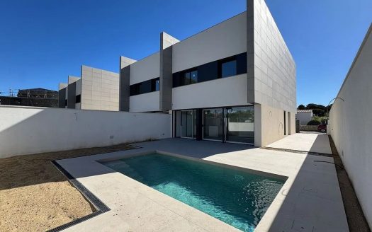 Дом с частным бассейном и современным фасадом в Камбрильсе