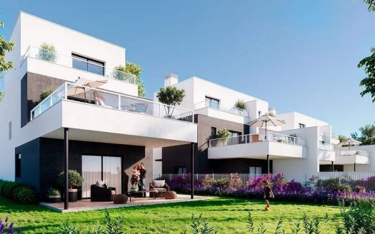 Фасад новых домов на улице Серра-де-Ллаберия в Вилафортуни, вид на комплекс