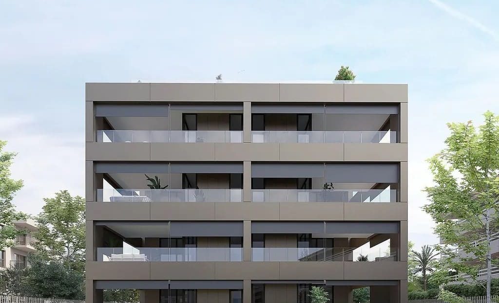 Фасад нового четырёхэтажного жилого комплекса с большими террасами