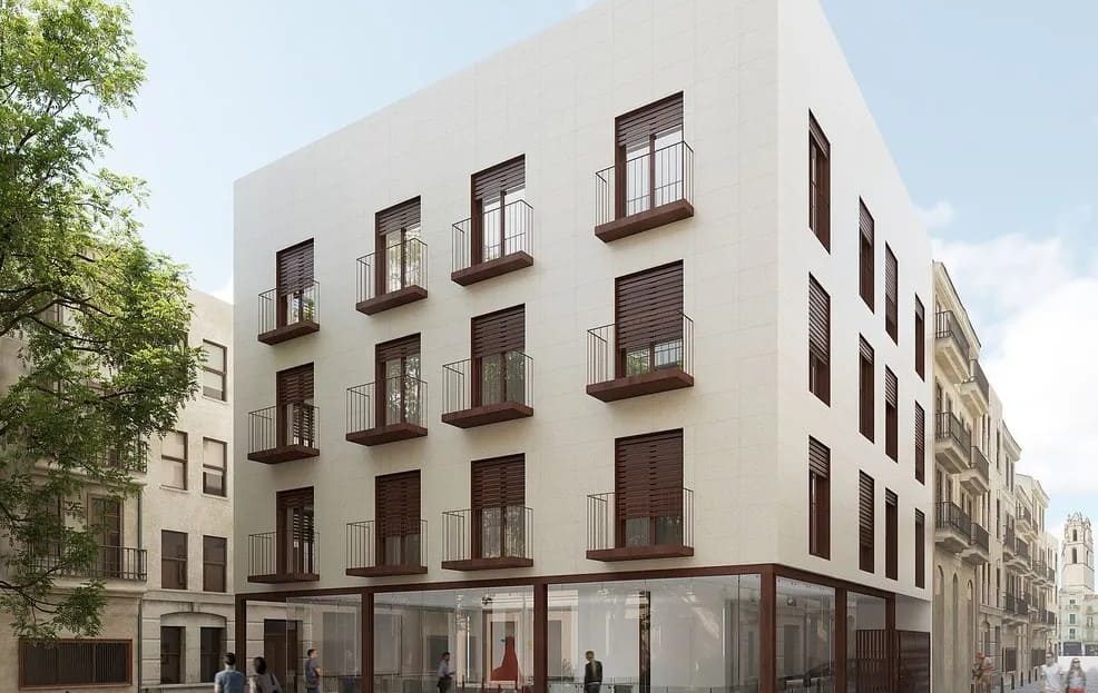 Фасад нового четырёхэтажного жилого дома на улице Дель Видре, вид с улицы