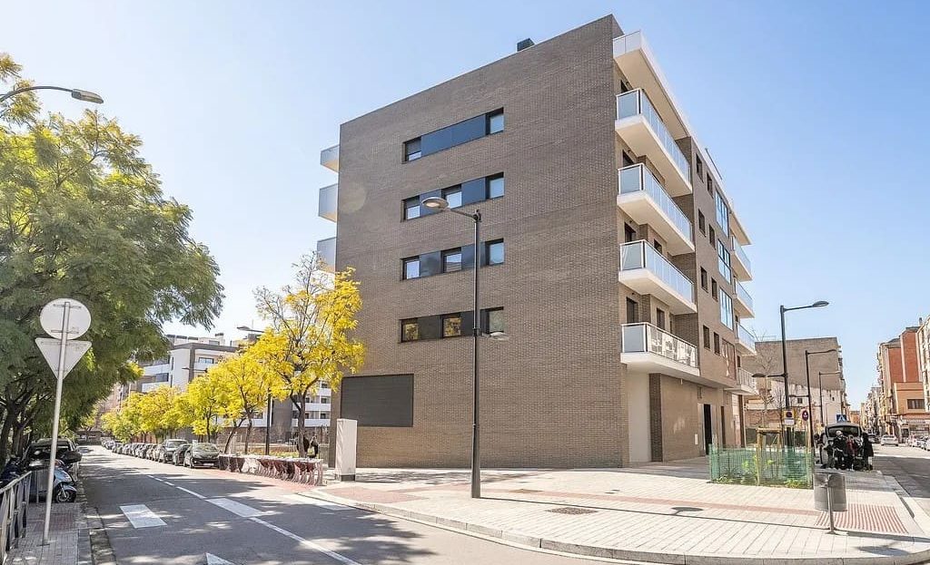 Фасад нового жилого здания на улице Дель Розер, вид с угла