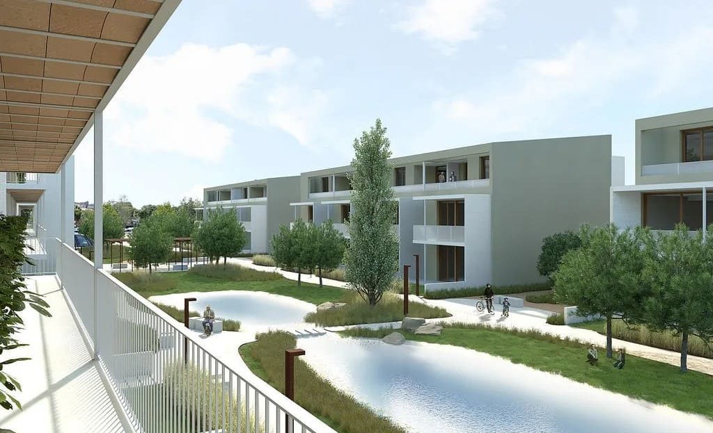 Вид на жилой комплекс новостройки с озеленённой территорией и декоративным водоемом