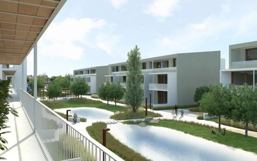 Вид на жилой комплекс новостройки с озеленённой территорией и декоративным водоемом