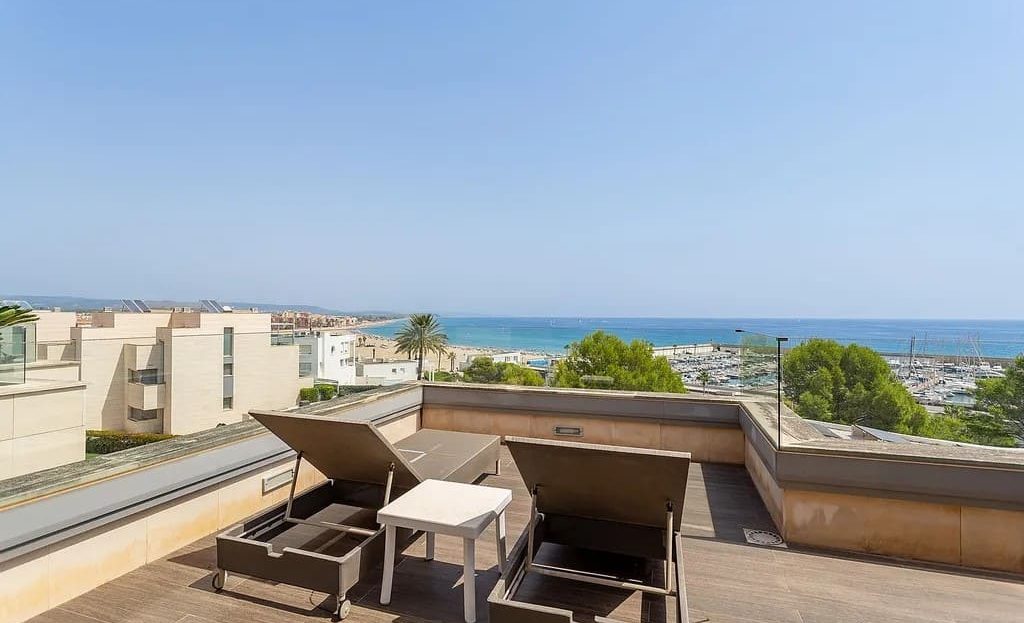 Терраса таунхауса с зоной отдыха и видом на море