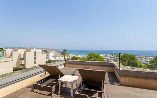 Терраса таунхауса с зоной отдыха и видом на море