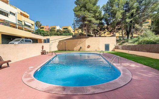 Общий бассейн жилого комплекса таунхаусов в Тамарите