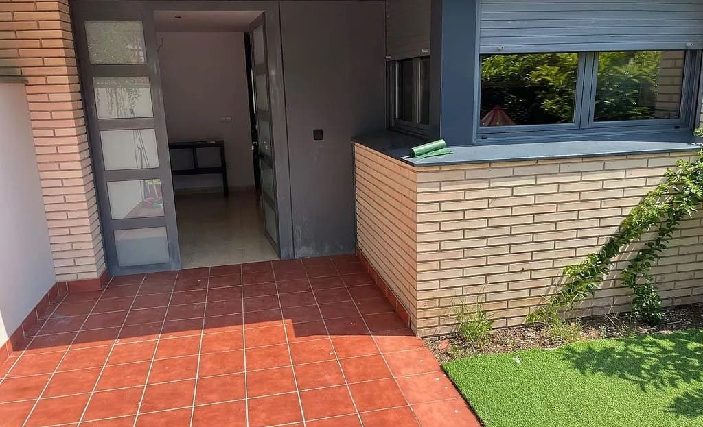 Входная терраса таунхауса с частной зоной отдыха