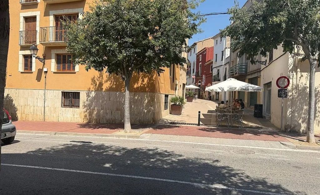 Фасад жилого дома и улица в центре Альтафульи