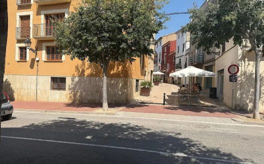 Фасад жилого дома и улица в центре Альтафульи