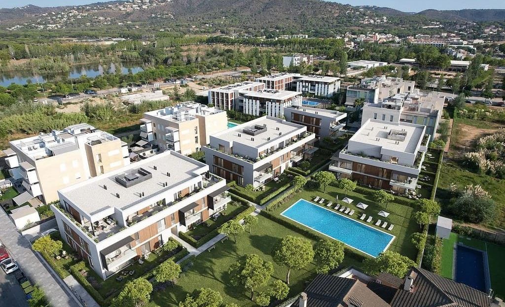 Аэрофото нового жилого комплекса с бассейном и зелёными зонами в Плайя-де-Аро