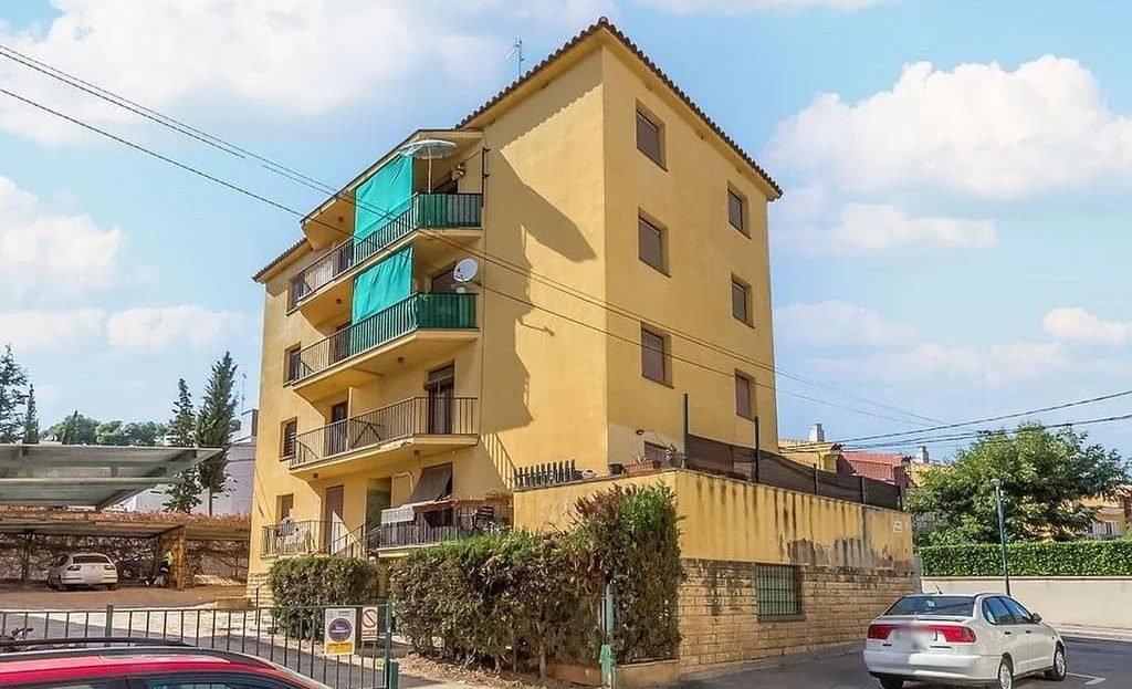 Продается уютная квартира в Альтафулье площадью 64 м², идеально подходящая как для постоянного проживания, так и для отдыха у моря. Жилье отличается практичной и функциональной планировкой. Квартира включает две светлые спальни, ванную комнату, а также кухню, оборудованную верхними и нижними шкафами, что обеспечивает удобство хранения и повседневного использования. Встроенные шкафы в спальнях позволяют рационально организовать пространство. Объект расположен в спокойном и удобном районе: всего в 5 минутах ходьбы от пляжа и в непосредственной близости от средней школы, магазинов и других необходимых сервисов. Отличный вариант для семей, пар или в качестве инвестиции. Свяжитесь с нами, чтобы получить дополнительную информацию или договориться о просмотре.