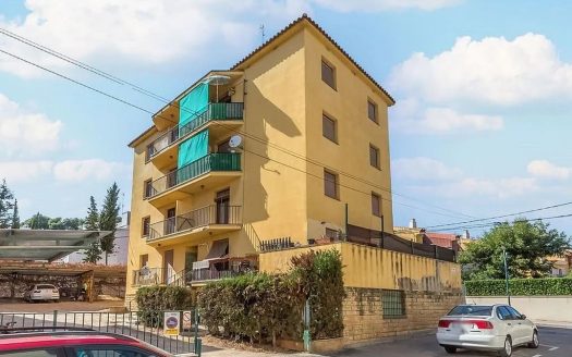 Продается уютная квартира в Альтафулье площадью 64 м², идеально подходящая как для постоянного проживания, так и для отдыха у моря. Жилье отличается практичной и функциональной планировкой. Квартира включает две светлые спальни, ванную комнату, а также кухню, оборудованную верхними и нижними шкафами, что обеспечивает удобство хранения и повседневного использования. Встроенные шкафы в спальнях позволяют рационально организовать пространство. Объект расположен в спокойном и удобном районе: всего в 5 минутах ходьбы от пляжа и в непосредственной близости от средней школы, магазинов и других необходимых сервисов. Отличный вариант для семей, пар или в качестве инвестиции. Свяжитесь с нами, чтобы получить дополнительную информацию или договориться о просмотре.